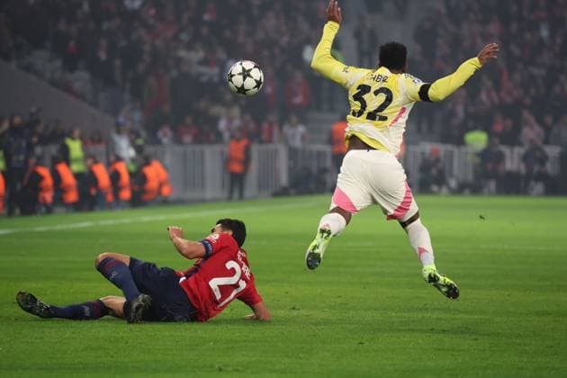 Benjamin ANDRE (LOSC Lille) et Juan CABAL (Juventus) lors du match LOSC Lille vs Juventus FC, Ligue des Champions, Decathlon Arena stade Pierre Mauroy Villeneuve d Ascq, le 5 novembre 2024 - photo Laurent Sanson Panoramic FOOTBALL : LOSC Lille vs Juventus FC - Ligue des Champions - 05 11 2024 LaurentSanson Panoramic 