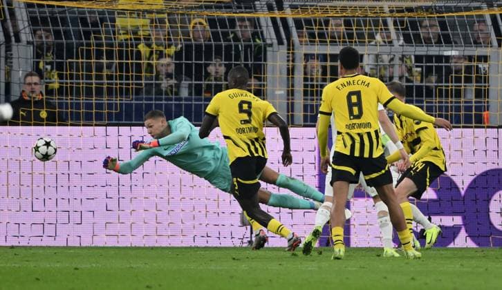 Torwart Kjell Scherpen (Sturm Graz) rettet gegen Serhou Guirassy (Borussia Dortmund) 05.11.2024, Fussball UEFA Champions League 2024 25, 4. Spieltag Borussia Dortmund - SK Sturm Graz Dortmund Signal Iduna Park Nordrhein Westfalen Deutschland