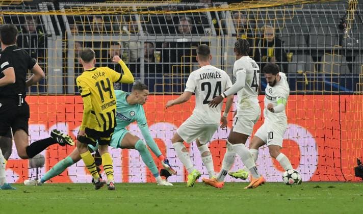 Maximilian Beier (Borussia Dortmund) scheitert knapp an Otar Kiteishvili (Sturm Graz), re. 05.11.2024, Fussball UEFA Champions League 2024 25, 4. Spieltag Borussia Dortmund - SK Sturm Graz Dortmund Signal Iduna Park Nordrhein Westfalen Deutschland