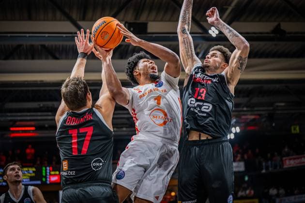 Sport Themen der Woche KW45 Sport Bilder des Tages Basketball Champions League, Saison 2024 2025, Herren, Hauptrunde, 4. Spieltag, 05.11.2024, RASTA Vechta - ERA Nymburk Jayden Gardner ( 1 - RASTA Vechta) beim Korbleger Vechta RASTA Dome Niedersachsen Deutschland *** Basketball Champions League, Season 2024 2025, Men, Main Round, Matchday 4, 05 11 2024, RASTA Vechta ERA Nymburk Jayden Gardner 1 RASTA Vechta at the Korbleger Vechta RASTA Dome Lower Saxony Germany