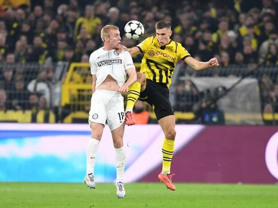 Mika Biereth (SK Sturm Graz) und Nico Schlotterbeck (Borussia Dortmund) im Zweikampf waehrend des Spiels der UEFA Champions League 2024 25 Ligen-Phase 4. Spieltag zwischen Borussia Dortmund und SK Sturm Graz, SIGNAL IDUNA PARK am 05. November 2024 in Dortmund, Deutschland. (Foto von Ralf Treese DeFodi Images) +++ Mika Biereth (SK Sturm Graz) und Nico Schlotterbeck (Borussia Dortmund) im Zweikampf during the UEFA Champions League 2024 25 League Phase MD4 match between Borussia Dortmund and SK Sturm Graz at Signal Iduna Park on November 5, 2024 in Dortmund, Germany. not used in POL SRB CRO FRA GBR NED ITA USA Defodi-521_BVBGRA20241105_016