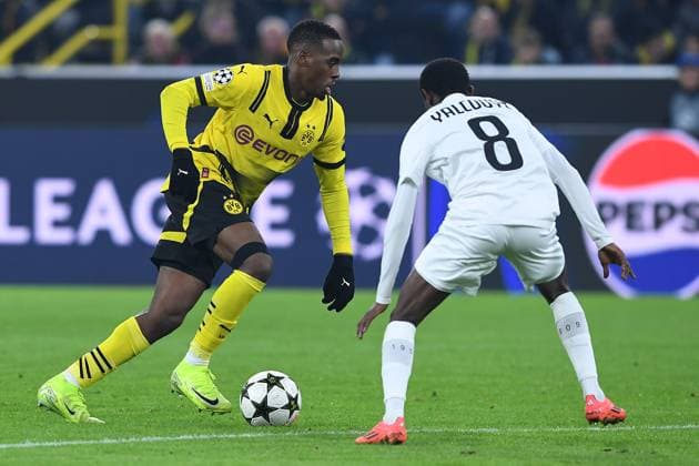 Fußball Champions League 4. Spieltag Borussia Dortmund - Sturm Graz am 05.11.2024 im Signal Iduna Park in Dortmund Jamie Jermaine Gittens ( Dortmund ), links - Malick Yalcouye ( Graz ), rechts