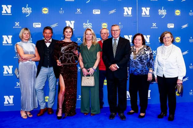 Belgian Lotte Kopecky celebrates with her family after winning the Flandrien award ceremony for the best Belgian cyclist of the 2024 cycling season, organized by newspaper Het Nieuwsblad , Tuesday 05 November 2024 in Middelkerke. DAVIDxPINTENS  x104669684x