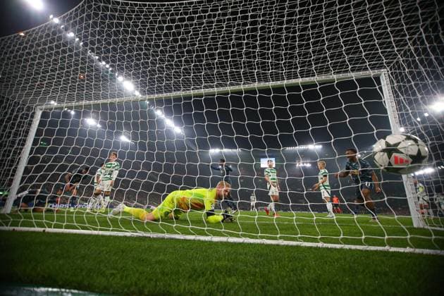 Celtic Glasgow - RB Leipzig Champions League Glasgow, 05.11.2024, Celtic Park, Fussball, UEFA Champions League, 4. Spieltag , Celtic Glasgow vs. RB Leipzig , Im Bild: Tor für Leipzig, Christoph Baumgartner (14, RB Leipzig) trifft zum 0:1 gegen Torwart Kasper Schmeichel ( 1, Celtic) , Only editorial use! Foto nur zur redaktionellen Nutzung bestimmt! , UEFA regulations prohibit any use of photographs as image sequences and or quasi-video ,