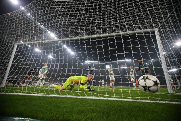 Sport Bilder des Tages Celtic Glasgow - RB Leipzig Champions League Glasgow, 05.11.2024, Celtic Park, Fussball, UEFA Champions League, 4. Spieltag , Celtic Glasgow vs. RB Leipzig , Im Bild: Tor für Leipzig, Christoph Baumgartner (14, RB Leipzig) trifft zum 0:1 gegen Torwart Kasper Schmeichel ( 1, Celtic) , Only editorial use! Foto nur zur redaktionellen Nutzung bestimmt! , UEFA regulations prohibit any use of photographs as image sequences and or quasi-video ,