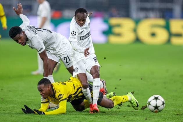 Sport Bilder des Tages 05.11.2024, Fußball, UEFA Champions League, Borussia Dortmund - SK Sturm Graz, 4. Spieltag, Signal Iduna Park, Saison 2024 2025: Tochi Chukwuani (Graz 21) und Malick Yalcouye (Graz 8) gegen Jamie Gittens (BVB 43) Nordrhein-Westfalen Deutschland