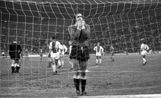 Archivbilder der Woche SPORT KW45 23.10.74 FC Bayern München - 1. FC Magdeburg Deutschland, München, 23.10.1974, Fussball, Europapokal der Landesmeister, Achtelfinale, FC Bayern München - 1. FC Magdeburg (3:2): Ulrich Schulze (1. FC Magdeburg) vor dem Elfmeter Tor 1:2 Müller. *** 23 10 74 FC Bayern München 1 FC Magdeburg Germany, Munich, 23 10 1974, Football, European Cup, Round of 16, FC Bayern München 1 FC Magdeburg 3 2 Ulrich Schulze 1 FC Magdeburg before the penalty goal 1 2 Müller