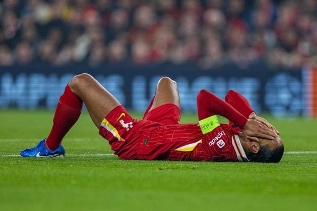 Football - UEFA Champions League - League Phase - Liverpool FC v Bayer Leverkusen LIVERPOOL, ENGLAND - Tuesday, November 5, 2024: Liverpool s captain Virgil van Dijk goes down after being hit in the face with the ball during the UEFA Champions League game between Liverpool FC and Bayer Leverkusen at Anfield. (Photo by David Rawcliffe Propaganda) LIVERPOOL Anfield MERSEYSIDE ENGLAND  Copyright: xDavidxRawcliffex P2024-11-05-Liverpool_Leverkusen-16