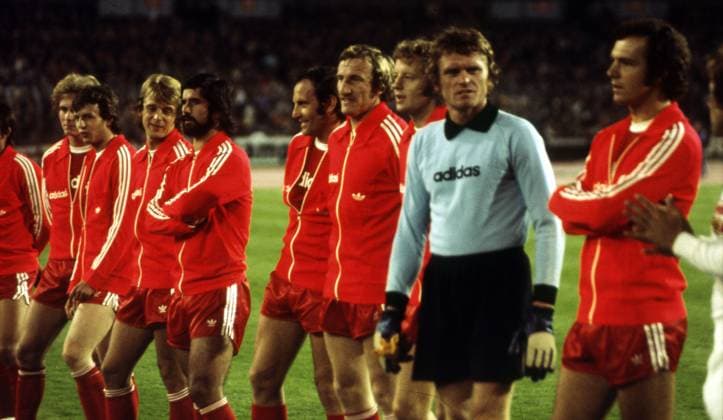 Archivbilder der Woche SPORT KW45 23.10.74 FC Bayern München - 1. FC Magdeburg Deutschland, München, 23.10.1974, Fussball, Europapokal der Landesmeister, Achtelfinale, FC Bayern München - 1. FC Magdeburg (3:2): Team Mannschaft Kader FC Bayern München v.l. Karl-Heinz Rummenigge, Klaus Wunder, Rainer Zobel, Gerd Müller, Franz Bulle Roth, Georg Katsche Schwarzenbeck, Johnny Hansen, Sepp Maier, Franz Beckenbauer. *** 23 10 74 FC Bayern München 1 FC Magdeburg Germany, Munich, 23 10 1974, Football, European Cup, Round of 16, FC Bayern München 1 FC Magdeburg 3 2 Team Team squad FC Bayern München from left Karl Heinz Rummenigge, Klaus Wunder, Rainer Zobel, Gerd Müller, Franz Bulle Roth, Georg Katsche Schwarzenbeck, Johnny Hansen, Sepp Maier, Franz Beckenbauer