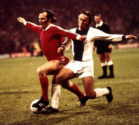 Archivbilder der Woche SPORT KW45 23.10.74 FC Bayern München - 1. FC Magdeburg Deutschland, München, 23.10.1974, Fussball, Europapokal der Landesmeister, Achtelfinale, FC Bayern München - 1. FC Magdeburg (3:2): v.l. Franz Bulle Roth (FC Bayern München), Detlef Enge (1. FC Magdeburg). *** 23 10 74 FC Bayern München 1 FC Magdeburg Germany, Munich, 23 10 1974, Football, European Cup, Round of 16, FC Bayern München 1 FC Magdeburg 3 2 v l Franz Bulle Roth FC Bayern München , Detlef Enge 1 FC Magdeburg