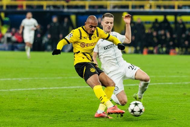 UEFA Champions League: Borussia Dortmund - SK Sturm Graz; 05.11.2024 Donyell Malen (Borussia Dortmund, 21) schießt das 1:0, Dimitri Lavalee (SK Sturm Graz, 24) UEFA Champions League: Borussia Dortmund - SK Sturm Graz, Dortmund, SIGNAL IDUNA PARK Copyright: xBEAUTIFULxSPORTS Wunderlx