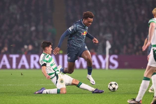 Celtic Glasgow - RB Leipzig Champions League Glasgow, 05.11.2024, Celtic Park, Fussball, UEFA Champions League, 4. Spieltag , Celtic Glasgow vs. RB Leipzig , Im Bild v.l.: Ãlex Valle ( 11, Celtic) und Assan Ouedraogo (20, RB Leipzig) , Only editorial use! Foto nur zur redaktionellen Nutzung bestimmt! , UEFA regulations prohibit any use of photographs as image sequences and or quasi-video ,