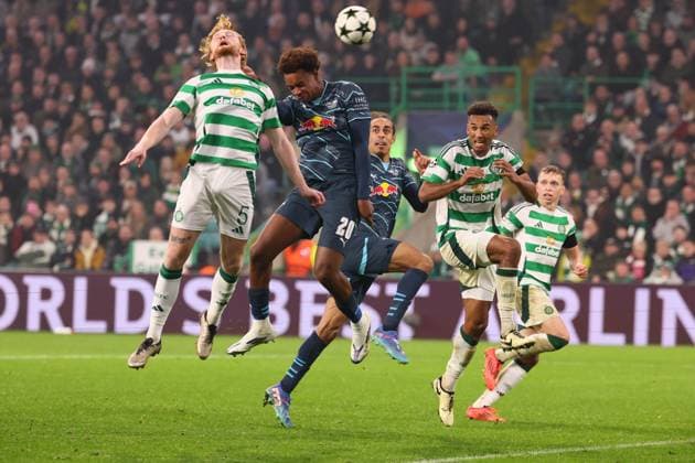 Celtic Glasgow - RB Leipzig Champions League Glasgow, 05.11.2024, Celtic Park, Fussball, UEFA Champions League, 4. Spieltag , Celtic Glasgow vs. RB Leipzig , Im Bild: Liam Scales ( 5, Celtic) und Assan Ouedraogo (20, RB Leipzig) , Only editorial use! Foto nur zur redaktionellen Nutzung bestimmt! , UEFA regulations prohibit any use of photographs as image sequences and or quasi-video ,