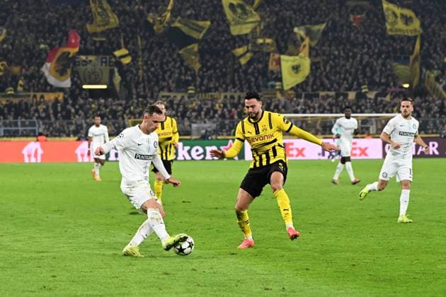 Lovro Zvonarek (SK Sturm Graz) und Ramy Bensebaini (Borussia Dortmund) im Zweikampf waehrend des Spiels der UEFA Champions League 2024 25 Ligen-Phase 4. Spieltag zwischen Borussia Dortmund und SK Sturm Graz, SIGNAL IDUNA PARK am 05. November 2024 in Dortmund, Deutschland. (Foto von Ralf Treese DeFodi Images) +++ Lovro Zvonarek (SK Sturm Graz) und Ramy Bensebaini (Borussia Dortmund) im Zweikampf during the UEFA Champions League 2024 25 League Phase MD4 match between Borussia Dortmund and SK Sturm Graz at Signal Iduna Park on November 5, 2024 in Dortmund, Germany. not used in POL SRB CRO FRA GBR NED ITA USA Defodi-521_BVBGRA20241105_044