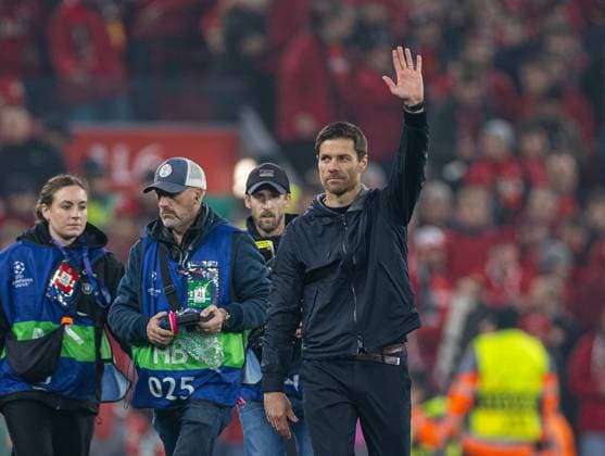 Football - UEFA Champions League - League Phase - Liverpool FC v Bayer 04 Leverkusen LIVERPOOL, ENGLAND - Tuesday, November 5, 2024: Bayer Leverkusen s head coach Xabi Alonso waves to the Liverpool supporters after the UEFA Champions League game between Liverpool FC and Bayer Leverkusen at Anfield. (Photo by David Rawcliffe Propaganda) LIVERPOOL Anfield MERSEYSIDE ENGLAND  Copyright: xDavidxRawcliffex P2024-11-05-Liverpool_Leverkusen-71