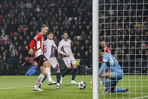 EINDHOVEN - (l-r) Luuk de Jong of PSV Eindhoven, David Lopez of Girona FC, Girona FC goalkeeper Paulo Gazzaniga during the UEFA Champions league match between PSV Eindhoven and Girona FC at Phillips stadium on Nov. 5, 2024 in Eindhoven, Netherlands. ANP Hollandse Hoogte BART STOUTJESDIJK UEFA Champions League 2024 25 League Phase MD4 2024 25 xVIxANPxSportx xBartxStoutjesdijkxIVx 512779430 originalFilename: 512779430.jpg