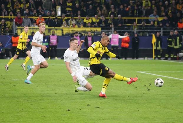 05.11.2024, xgrfx, Fussball UEFA Champions League, Borussia Dortmund - Sturm Graz emspor, v.l. Tor, Donyell Malen (Borussia Dortmund) (DFL DFB REGULATIONS PROHIBIT ANY USE OF PHOTOGRAPHS as IMAGE SEQUENCES and or QUASI-VIDEO) Dortmund