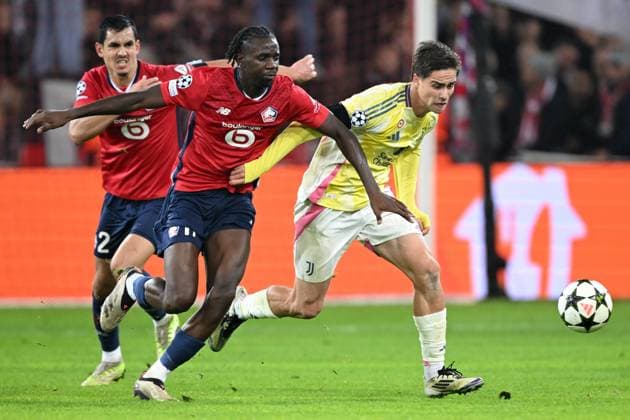 LILLE - (l-r) Ngal Ayel Mukau of Lille OSC, Kenan Yildiz of Juventus FC during the UEFA Champions League match between Lille OSC and Juventus FC at the Pierre-Mauroy stadium on Nov. 5, 2024 in Lille, France. ANP Hollandse Hoogte UEFA Champions League 2024 25 League phase 4 2024 25 xVIxANPxSportx xGerritxvanxKeulenxIVx 512782219 originalFilename: 512782219.jpg