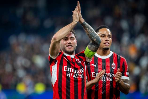 Real Madrid C.F. v AC Mailand - UEFA Champions League 2024 25 League Phase MD3 Davide Calabria of AC Milan celebrates the victory at the end of the UEFA Champions League 2024 25 League Phase MD4 match between Real Madrid C.F. and AC Milan at Estadio Santiago Bernabeu on November 5, 2024 in Madrid, Spain. Madrid Estadio Santiago Bernabeu Madrid Spain Copyright: xAlbertoxGardinx AGardin_20241105_Football_Champions_Real_Madrid_Milan_766