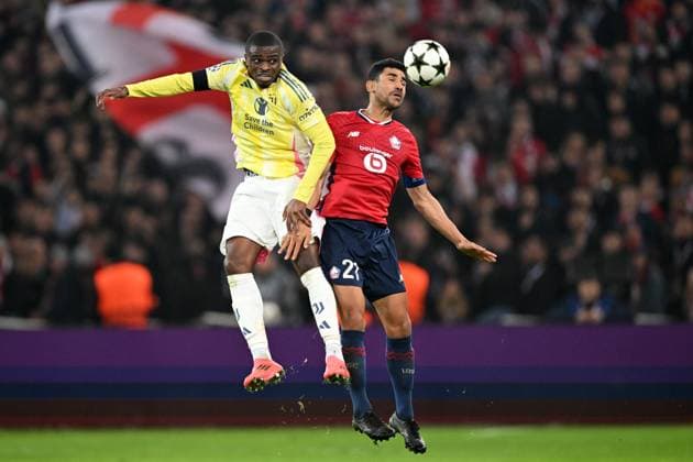 LILLE - (l-r) Pierre Kalulu of Juventus FC, Benjamin Andre of Lille OSC during the UEFA Champions League match between Lille OSC and Juventus FC at the Pierre-Mauroy stadium on Nov. 5, 2024 in Lille, France. ANP Hollandse Hoogte UEFA Champions League 2024 25 League phase 4 2024 25 xVIxANPxSportx xGerritxvanxKeulenxIVx 512782251 originalFilename: 512782251.jpg