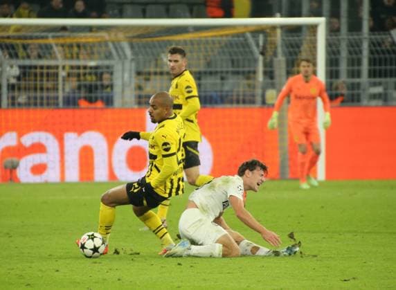 05.11.2024, xgrfx, Fussball UEFA Champions League, Borussia Dortmund - Sturm Graz emspor, v.l. Donyell Malen (Borussia Dortmund), William Böving (Sturm Graz) (DFL DFB REGULATIONS PROHIBIT ANY USE OF PHOTOGRAPHS as IMAGE SEQUENCES and or QUASI-VIDEO) Dortmund