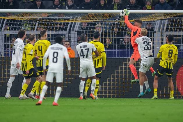 05.11.2024, Fußball, UEFA Champions League, Borussia Dortmund - SK Sturm Graz, 4. Spieltag, Signal Iduna Park, Saison 2024 2025: Torwart Gregor Kobel (BVB 1) sichert den Ball im Strafraum Nordrhein-Westfalen Deutschland