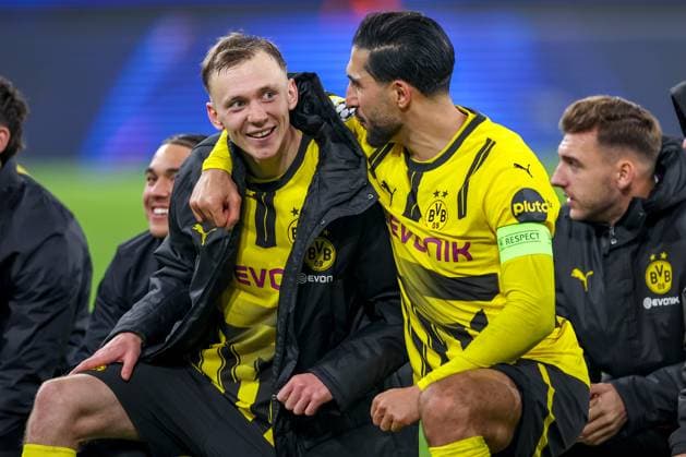 05.11.2024, Fußball, UEFA Champions League, Borussia Dortmund - SK Sturm Graz, 4. Spieltag, Signal Iduna Park, Saison 2024 2025: Abschlussjubel nach dem 1:0 Sieg vom BVB - Maximilian Beier (BVB 14) und Emre Can (BVB 23) Arm in Arm zusammen auf dem Spielfeld Nordrhein-Westfalen Deutschland