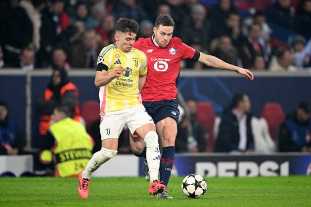 LILLE - (l-r) Francisco Conceicao of Juventus FC, Gabriel Gudmundsson of Lille OSC during the UEFA Champions League match between Lille OSC and Juventus FC at the Pierre-Mauroy stadium on Nov. 5, 2024 in Lille, France. ANP Hollandse Hoogte UEFA Champions League 2024 25 League phase 4 2024 25 xVIxANPxSportx xGerritxvanxKeulenxIVx 512782315 originalFilename: 512782315.jpg