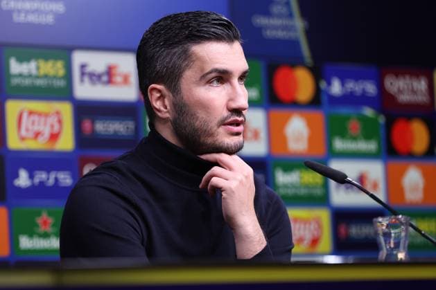 05.11.2024, Fußball, UEFA Champions League, Borussia Dortmund - SK Sturm Graz, 4. Spieltag, Signal Iduna Park, Saison 2024 2025: Trainer Nuri Sahin (Cheftrainer BVB) fasst sich bei der Pressekonferenz nach dem Spiel an den Kragen Nordrhein-Westfalen Deutschland