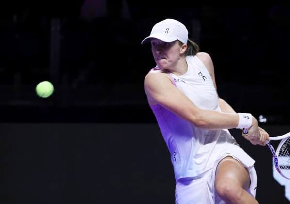 (241106) -- RIYADH, Nov. 6, 2024 -- Iga Swiatek of Poland hits a return during the round robin match against Coco Gauff of the United States at WTA, Tennis Damen Finals tennis tournament in Riyadh, Saudi Arabia, Nov. 5, 2024. ) (SP)SAUDI ARABIA-RIYADH-TENNIS-WTA FINALS-DAY 4 LuoxChen 