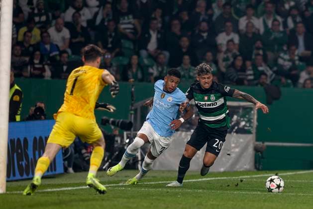 Savinho forward of Manchester City battle for the ball with Maxi Araujo of Sporting CP during the UEFA Champions League 2024 25 League Phase MD4 match between Sporting Clube de Portugal and Manchester City at Estadio Jose Alvalade on November 05, 2024 in Lisbon, Portugal. UEFA Champions League - Sporting CP vs Manchester City (Valter Gouveia SPP) Copyright: xValterxGouveia SPPx spp-en-VaGo-VG_L0956