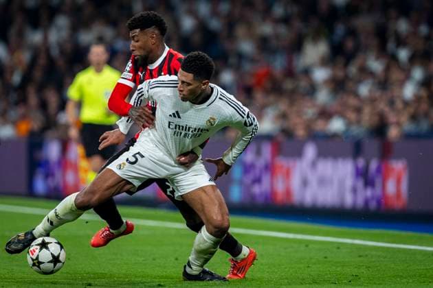 Real Madrid C.F. v AC Mailand - UEFA Champions League 2024 25 League Phase MD3 Jude Bellingham of Real Madrid CF (R) in action against Emerson Royal of AC Milan (L) during the UEFA Champions League 2024 25 League Phase MD4 match between Real Madrid C.F. and AC Milan at Estadio Santiago Bernabeu on November 5, 2024 in Madrid, Spain. Madrid Estadio Santiago Bernabeu Madrid Spain Copyright: xAlbertoxGardinx AGardin_20241105_Football_Champions_Real_Madrid_Milan_800