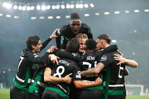 Sporting CP team group, Mannschaftsbild, Totale (SportingCP), NOVEMBER 5, 2024 - Football Soccer : Sporting CP team group celebrate after Gyokeres s goal during UEFA Champions League League phase match day 4 between Sporting Clube de Portugal 4-1 Manchester City at the Estadio Jose Alvalade in Lisbon, Portugal. Noxthirdxpartyxsales  (272402894)