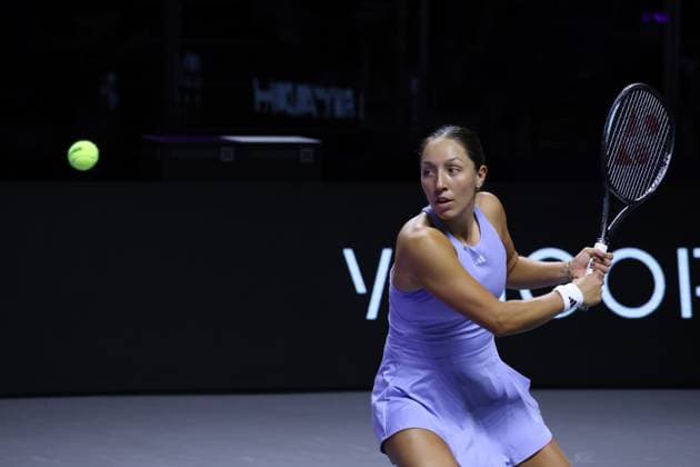 (241106) -- RIYADH, Nov. 6, 2024 -- Jessica Pegula of the United States hits a return during the round robin match against Barbora Krejcikova of the Czech Republic at WTA, Tennis Damen Finals tennis tournament in Riyadh, Saudi Arabia, Nov. 5, 2024. ) (SP)SAUDI ARABIA-RIYADH-TENNIS-WTA FINALS-DAY 4 LuoxChen 