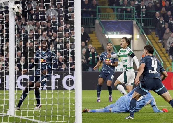 Football: Champions League Reo Hatate (2nd from R) of Celtic scores in a Champions League football match against Leipzig on Nov. 5, 2024, in Glasgow.  A14AA0003691188P