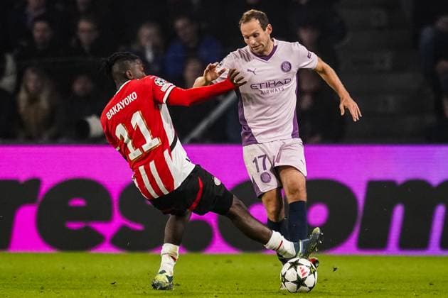 EINDHOVEN, NETHERLANDS - NOVEMBER 5: Johan Bakayoko of PSV challenges Daley Blind of Girona FC during the UEFA Champions League 2024 25 League Phase MD4 match between PSV Eindhoven and Girona FC at PSV Stadion on November 5, 2024 in Eindhoven, Netherlands. (Photo by Rene Nijhuis) SOC  Copyright: xRenexNijhuis