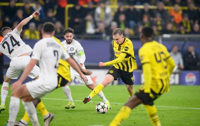 v.l. Dimitri LAVALEE (Graz), Otar KITEISHVILI (Graz), Maximilian Maxi BEIER (DO) Aktion, Zweikampf, Fussball Champions League, 4. Spieltag, Borussia Dortmund (DO) - Sturm Graz, am 05.11.2024 in Dortmund Deutschland. UEFA regulations prohibit any use of photographs as image sequences and or quasi-video Â