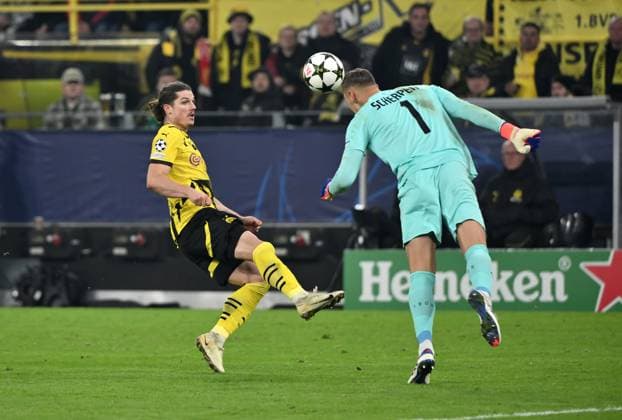 Torwart Kjell Scherpen (Sturm Graz) rettet mit einem Kopfball gegen Marcel Sabitzer (Borussia Dortmund) 05.11.2024, Fussball UEFA Champions League 2024 25, 4. Spieltag Borussia Dortmund - SK Sturm Graz 1:0 Dortmund Signal Iduna Park Nordrhein Westfalen Deutschland