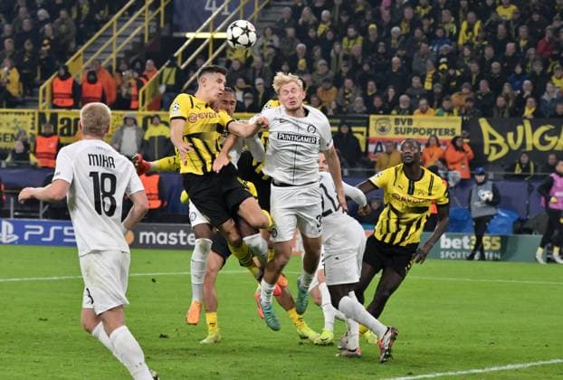 Nico Schlotterbeck (Borussia Dortmund), Niklas Geyrhofer (Sturm Graz), v.li., rechts Serhou Guirassy (Borussia Dortmund) 05.11.2024, Fussball UEFA Champions League 2024 25, 4. Spieltag Borussia Dortmund - SK Sturm Graz 1:0 Dortmund Signal Iduna Park Nordrhein Westfalen Deutschland