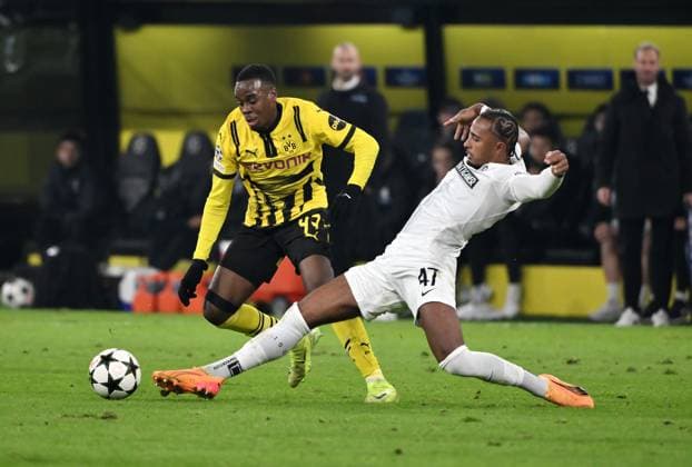 Emanuel Aiwu (Sturm Graz), re., gegen Jamie Gittens (Borussia Dortmund) 05.11.2024, Fussball UEFA Champions League 2024 25, 4. Spieltag Borussia Dortmund - SK Sturm Graz 1:0 Dortmund Signal Iduna Park Nordrhein Westfalen Deutschland
