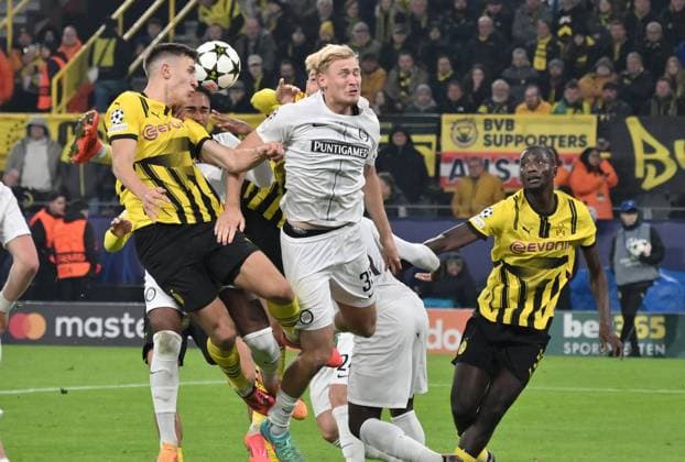 Nico Schlotterbeck (Borussia Dortmund), Niklas Geyrhofer (Sturm Graz), v.li., rechts Serhou Guirassy (Borussia Dortmund) 05.11.2024, Fussball UEFA Champions League 2024 25, 4. Spieltag Borussia Dortmund - SK Sturm Graz 1:0 Dortmund Signal Iduna Park Nordrhein Westfalen Deutschland