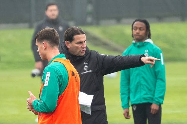 06.11.2024, Fussball: 1. Bundesliga, Saison 2024 2025, öffentliches Training, Borussia Mönchengladbach auf dem Trainingsgelände am Borussia Park in Mönchengladbach. Gerardo Seoane (Borussia Moenchengladbach, Trainer) erklaert den Spielern den Ablauf der Uebung. Davor Philipp Sander (Borussia Moenchengladbach, 16). Foto: Kirchner-Media TH Copyright: xKirchner-Media THx