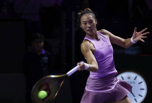 (241106) -- RIYADH, Nov. 6, 2024 -- Zheng Qinwen hits a return during the round robin match between Zheng Qinwen of China and Jasmine Paolini of Italy at WTA, Tennis Damen Finals tennis tournament in Riyadh, Saudi Arabia, Nov. 6, 2024. ) (SP)SAUDI ARABIA-RIYADH-TENNIS-WTA FINALS WangxHaizhou 