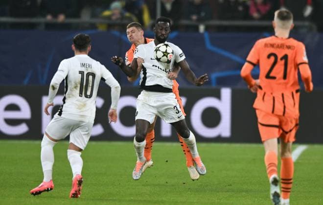 Silvere Ganvoula (Young Boys Bern), re, gegen Valeriy Bondar (Schachtar Donezk) 06.11.2024, Fussball UEFA Champions League 2024 25, 4. Spieltag in Gelsenkirchen, Schachtar Donezk - Young Boys Bern Gelsenkirchen Veltins Arena Nordrhein Westfalen Deutschland