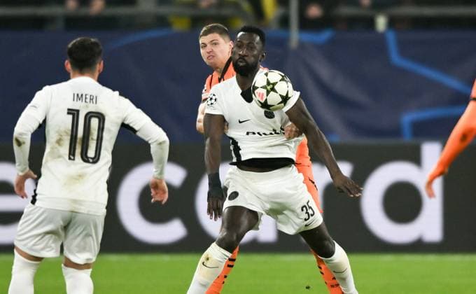 Silvere Ganvoula (Young Boys Bern), re, gegen Valeriy Bondar (Schachtar Donezk) 06.11.2024, Fussball UEFA Champions League 2024 25, 4. Spieltag in Gelsenkirchen, Schachtar Donezk - Young Boys Bern Gelsenkirchen Veltins Arena Nordrhein Westfalen Deutschland