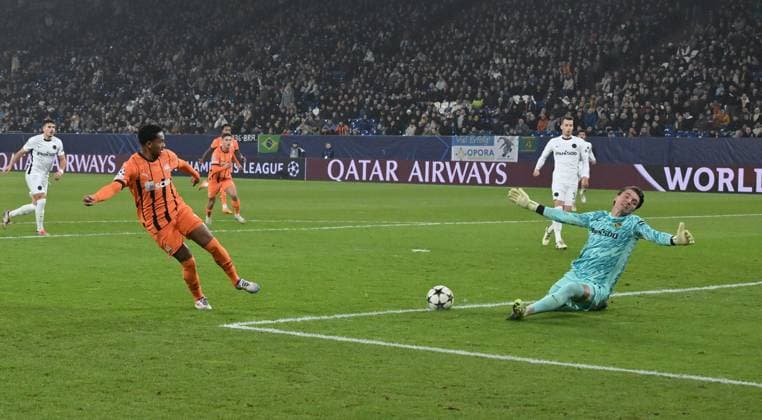 Eguinaldo (Schachtar Donezk) scheitert an Torwart Marvin Keller (Young Boys Bern) 06.11.2024, Fussball UEFA Champions League 2024 25, 4. Spieltag in Gelsenkirchen, Schachtar Donezk - Young Boys Bern Gelsenkirchen Veltins Arena Nordrhein Westfalen Deutschland