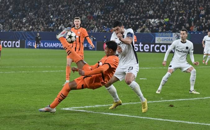 Eguinaldo (Schachtar Donezk), li., gegen Loris Benito (Young Boys Bern) 06.11.2024, Fussball UEFA Champions League 2024 25, 4. Spieltag in Gelsenkirchen, Schachtar Donezk - Young Boys Bern Gelsenkirchen Veltins Arena Nordrhein Westfalen Deutschland