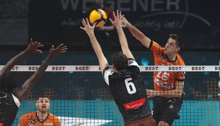 Moritz Reichert im Angriff,Filip John Zweikampf Spielszene Aktion Volleyball DVV Pokal Herren Achtelfinale Saison 2024 2025 06.11.2024 BR Volleys Berlin BRV vs WWK Volleys Herrsching