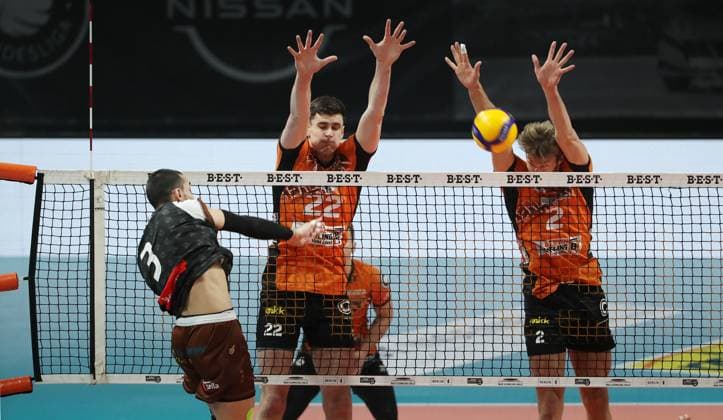 Victor Rodriguez Perez im Angriff, Jake Hanes, Matthew Knigge Zweikampf Spielszene Aktion Volleyball DVV Pokal Herren Achtelfinale Saison 2024 2025 06.11.2024 BR Volleys Berlin BRV vs WWK Volleys Herrsching