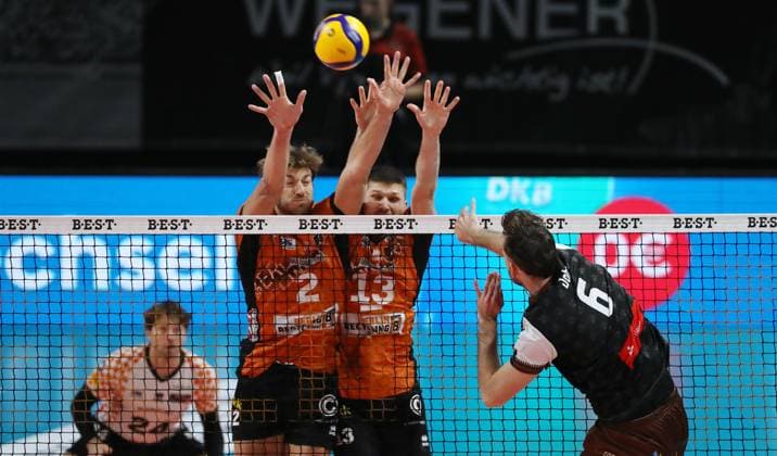 Filip John im Angriff, Matthew Knigge, Ruben Schott Zweikampf Spielszene Aktion Volleyball DVV Pokal Herren Achtelfinale Saison 2024 2025 06.11.2024 BR Volleys Berlin BRV vs WWK Volleys Herrsching